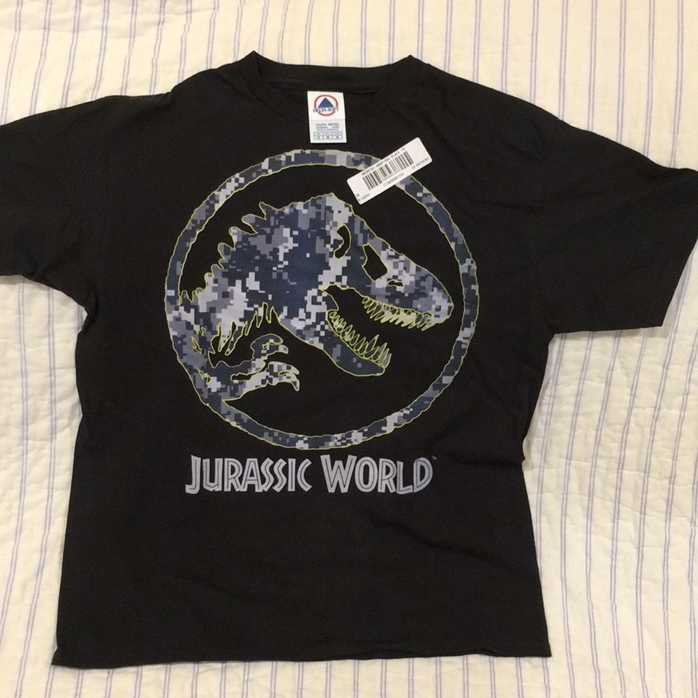 Boys medium jurassic world tshirt